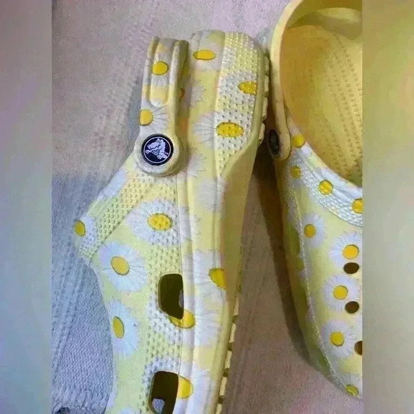 Crocs Classic Vacay Vibes Yellow Daisy Clog - size women 11, men 9 - Picture 6 of 10